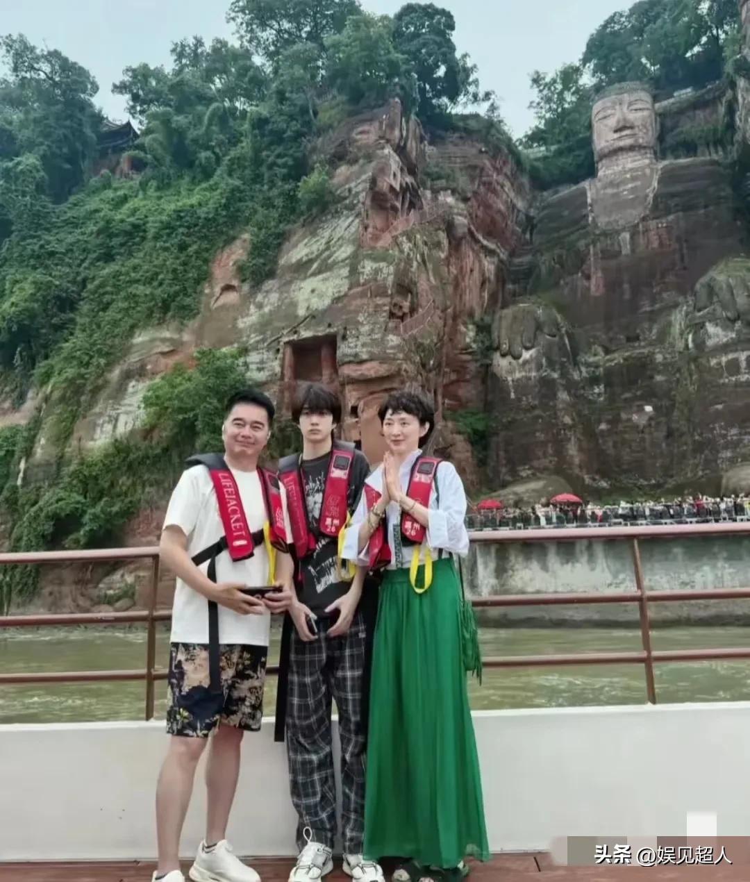 61岁的许亚军带着一家老小逛乐山，这画面简直太甜了！谁能想到啊，人家和小12岁的