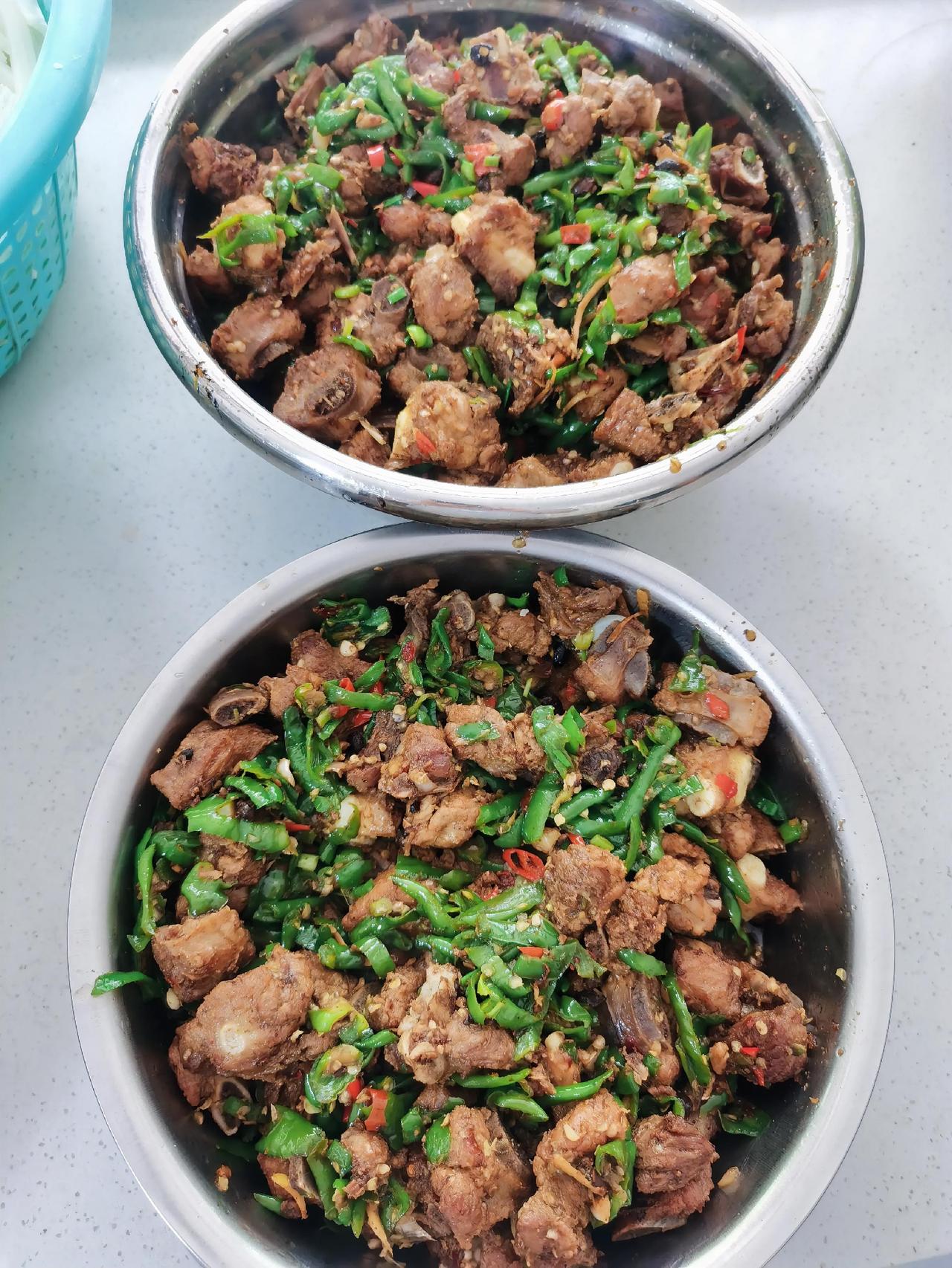 今日食堂家常菜谱：
青椒炒排骨
猪肉炒红萝卜
炒大白菜。

生活的色彩自己画，人