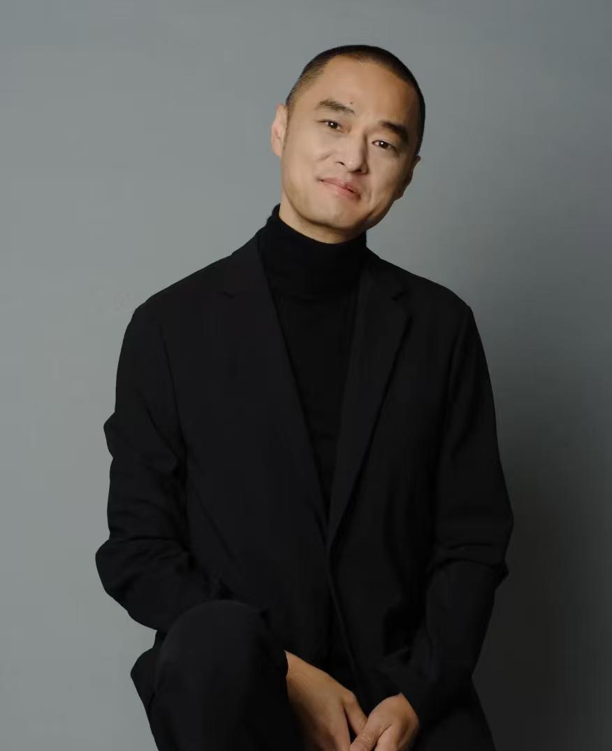 冯唐有句话很通透：

“当你舍不得
为自己花钱的时候，
你就成长了；
