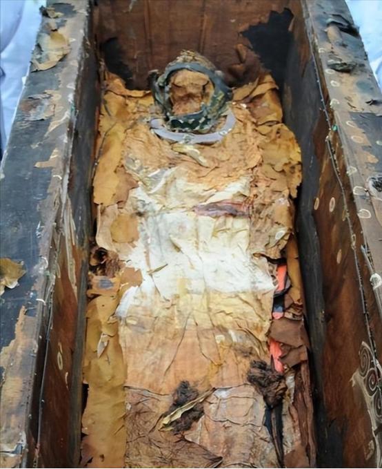 956年，在郭沫若、吴晗的强烈要求下，国家同意了挖掘万历皇帝的陵墓，在打开棺材后