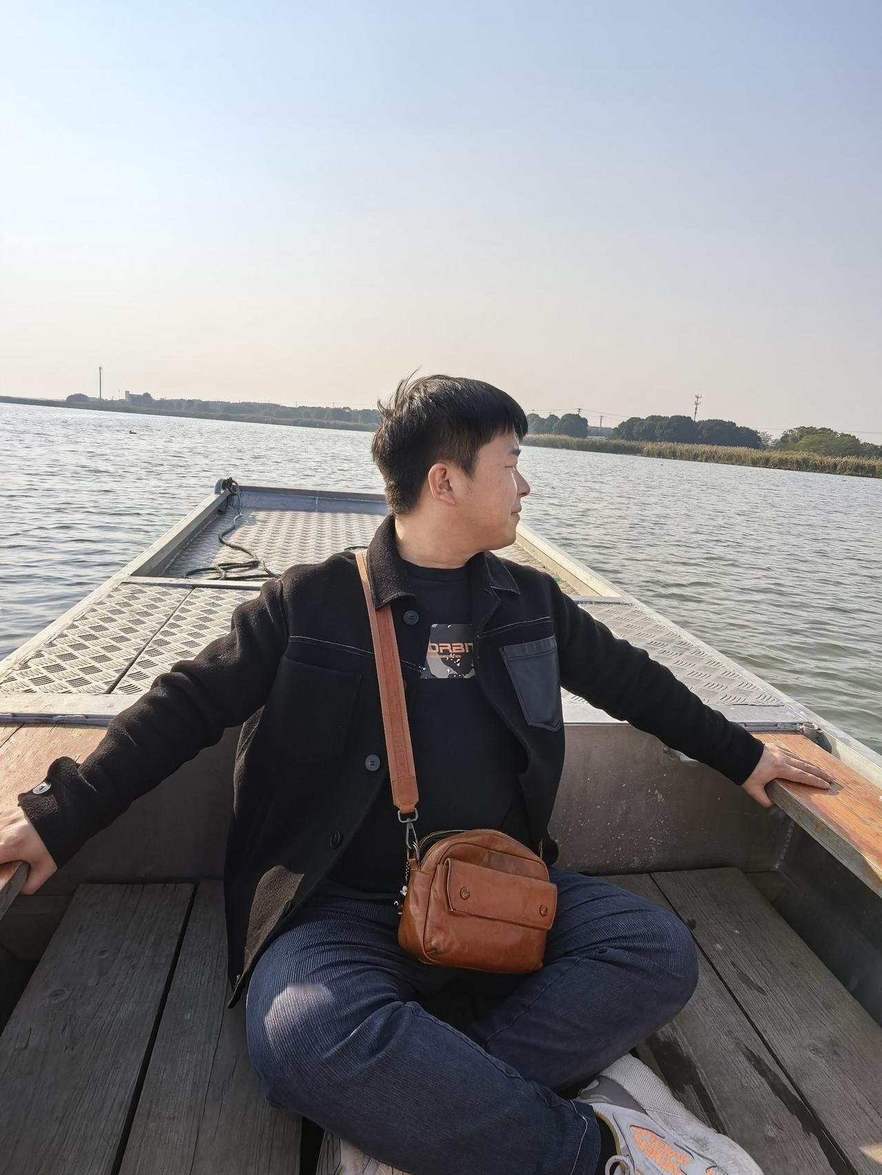 解锁人生新体验：亲自来阳澄湖抓大闸蟹。

跟着老板，坐着小船，猛地就扎进了茫茫的