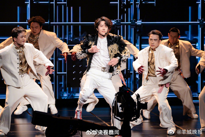 【转存！#王一博春晚高清大图#】大年初三，跟着 的节奏闪耀动起来，马年就要燃力全