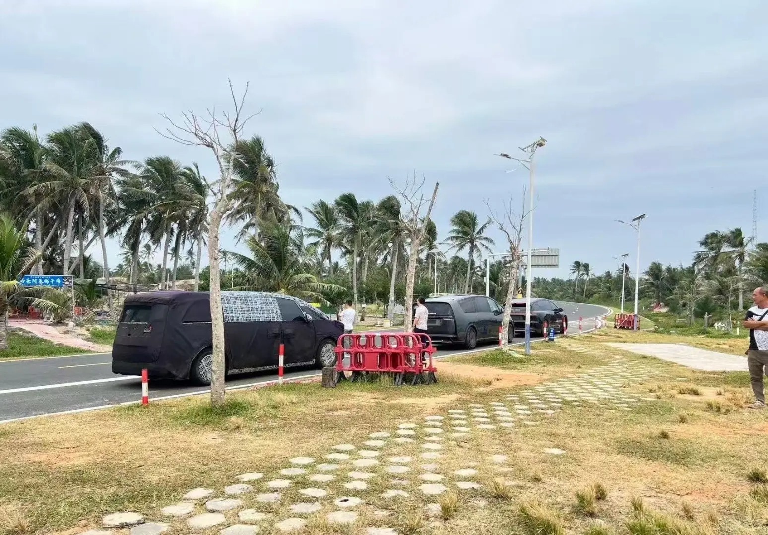 不知道这是理想的什么新车，但单看尾部尤其D柱轮廓，感觉mega的设计基因彻底要被