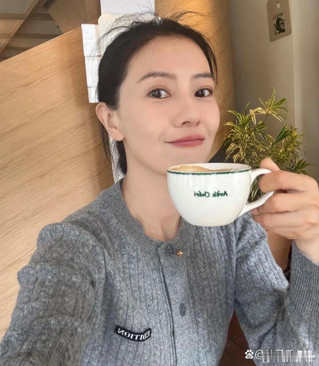 45岁的高圆圆，以自然轻松的穿搭风格再次走红，她的穿衣技巧值得大家学习 