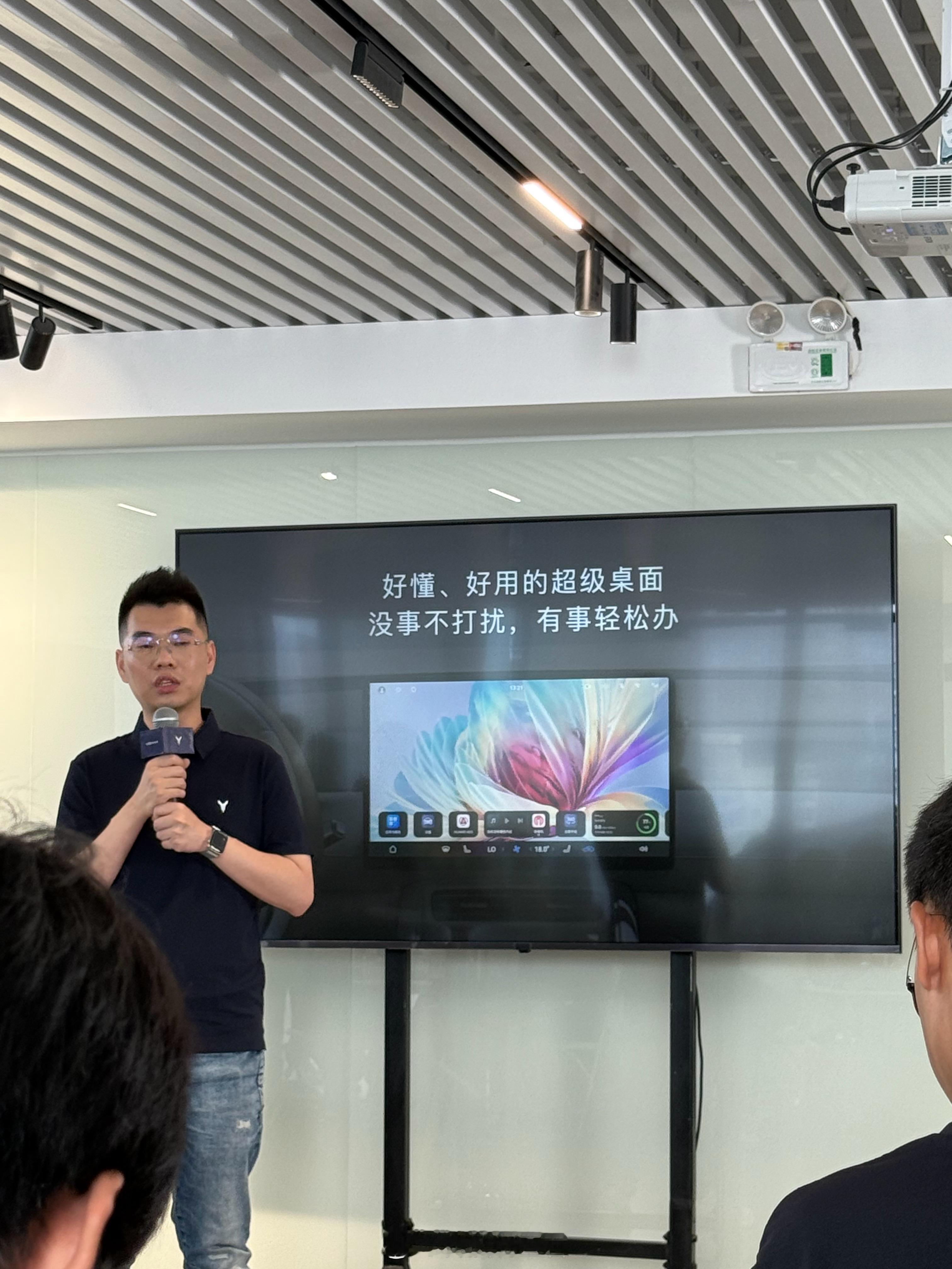 昨天参加岚图拆箱日，亮点很多，我最关心的一些问题也是迎难而解，今年岚图确实不一样