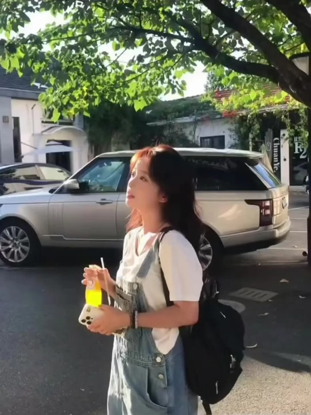 她今天的幸运色是blue 她喜欢拍照拿着orange背靠梧桐树