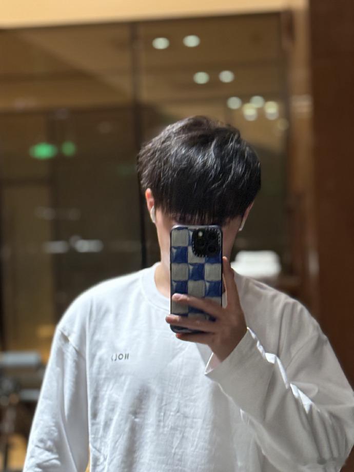 鹭卓吃多也得练多  鹭卓今天管住了嘴一些  鹭卓晒健身照，直言今天管住嘴一点，吃