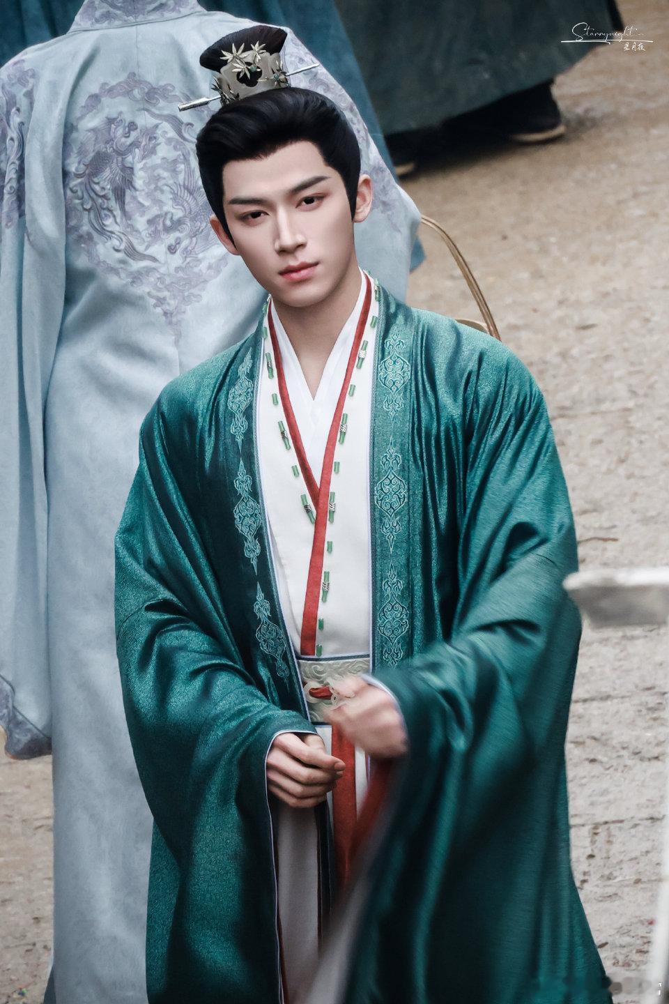 王星越古装白发 被王星越的古装白发造型狠狠拿捏，清冷的氛围感直接拉满，他的骨相撑