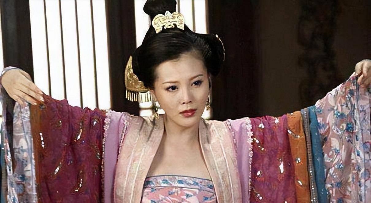 戚夫人是被自己蠢死的，其实刘邦死前给戚夫人留了后路的，他交代戚夫人马上跟儿子去封