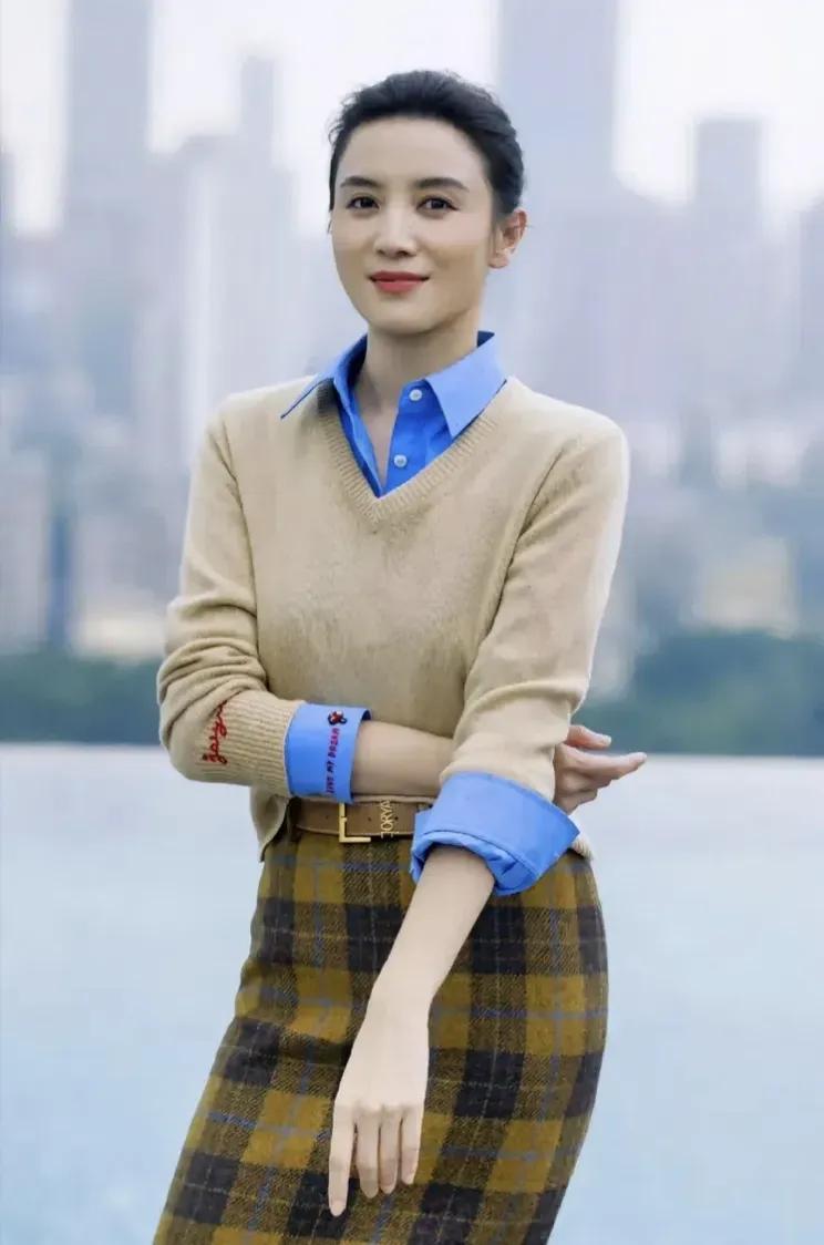 宋佳，很有女人气质，身材、颜值都在线，演技也棒棒哒。自然又大气，特别在电视剧《悬