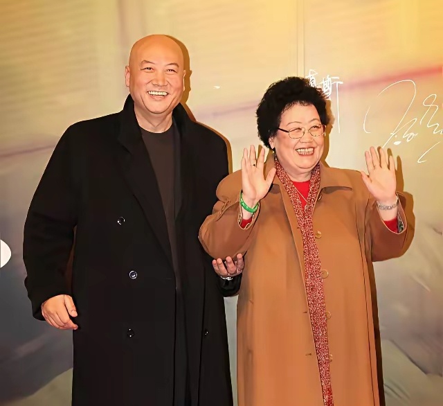 迟重瑞年轻时候挺帅的，最后只有富婆吃上了唐僧肉。 