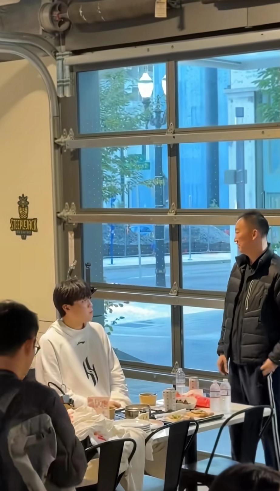 在美国某酒店大厅，青岛队刘维伟主教练与爱徒杨瀚森的碰面，就像一场温暖的重逢。镜头