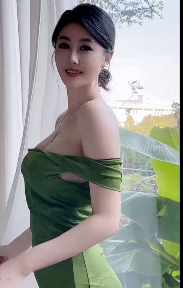 心机特深
的女人是什么样子？
1、不显山不露水，让人琢磨不透，内心深不可测。
2