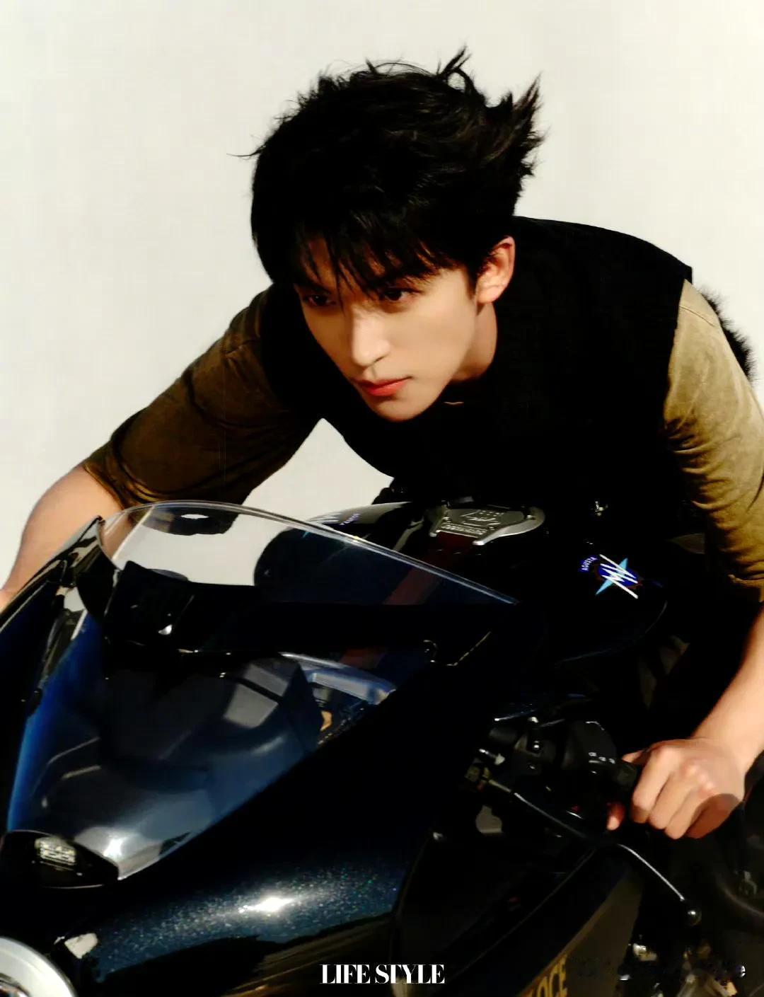 8月14日，黄子弘凡精品购物指南杂志封面发布。黄子弘凡自参加音综《声入人心1》后