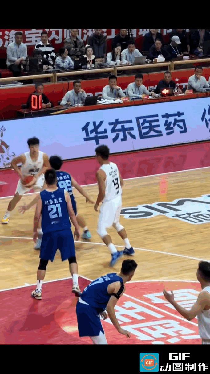 27号这个盖帽动作，好像不是冲着球去，而是冲着人去，你看他双拳紧握、咬牙切齿的样