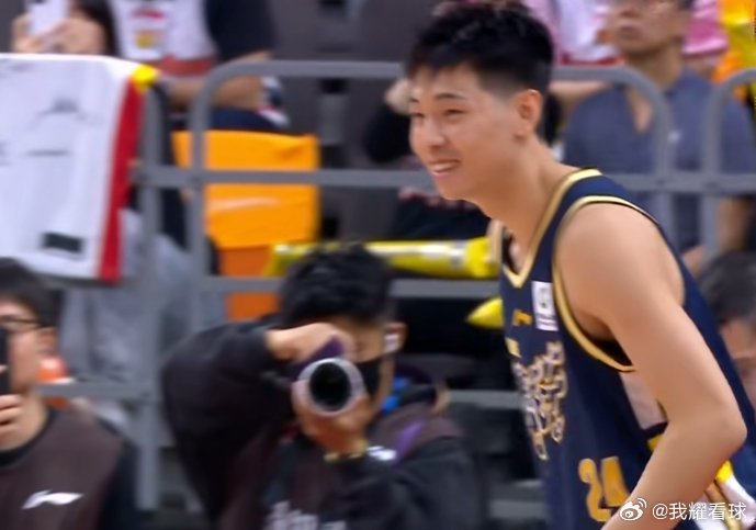 广东队开局三分6中0手感全无要把篮筐给砸歪了，暂停后杜锋指导换上崔永熙了！广东男
