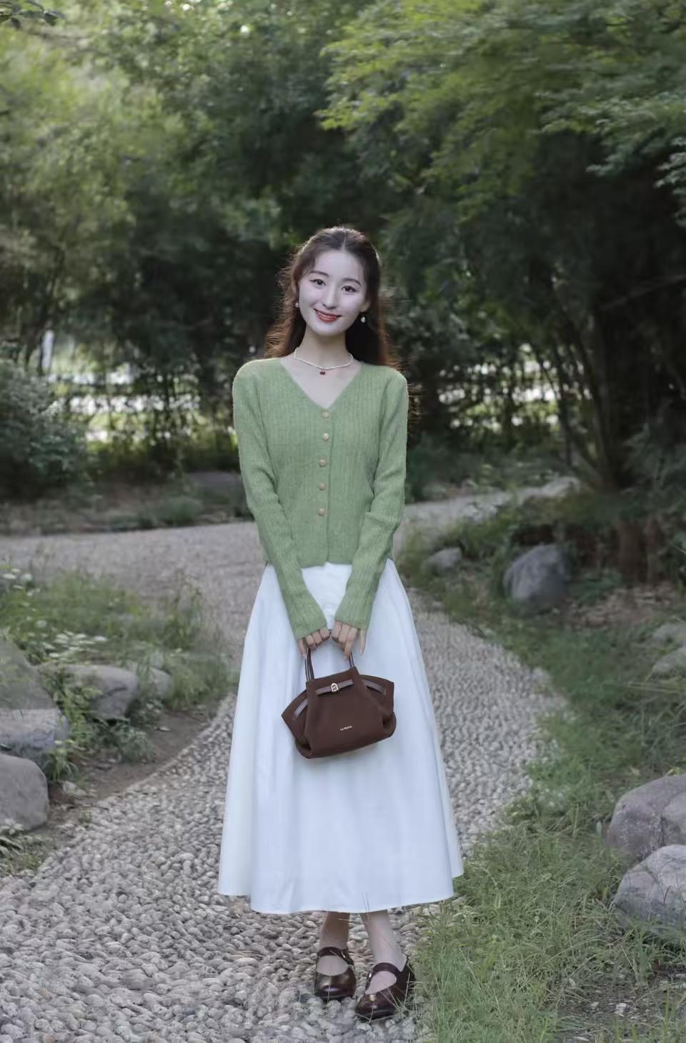 这姑娘穿得真清新，好自然。