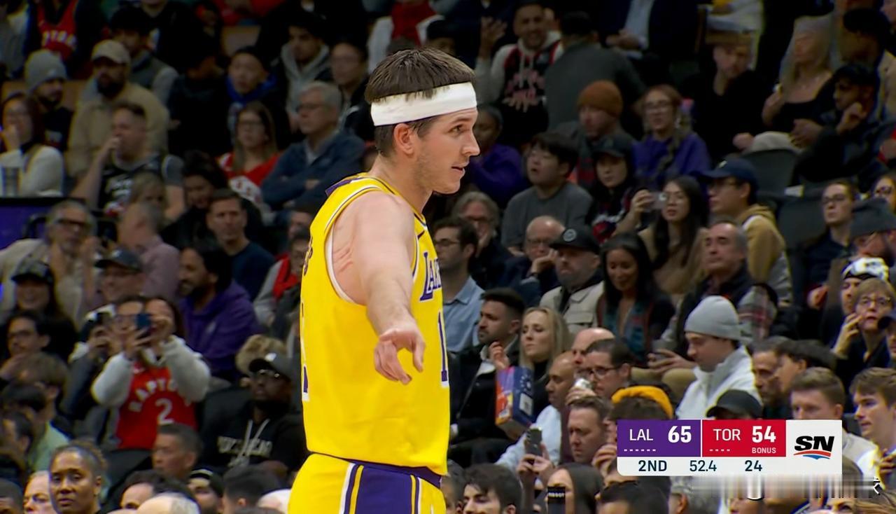 湖人主帅雷迪克真是太信任里弗斯和詹姆斯了！在今天湖人客场以123：120险胜猛龙