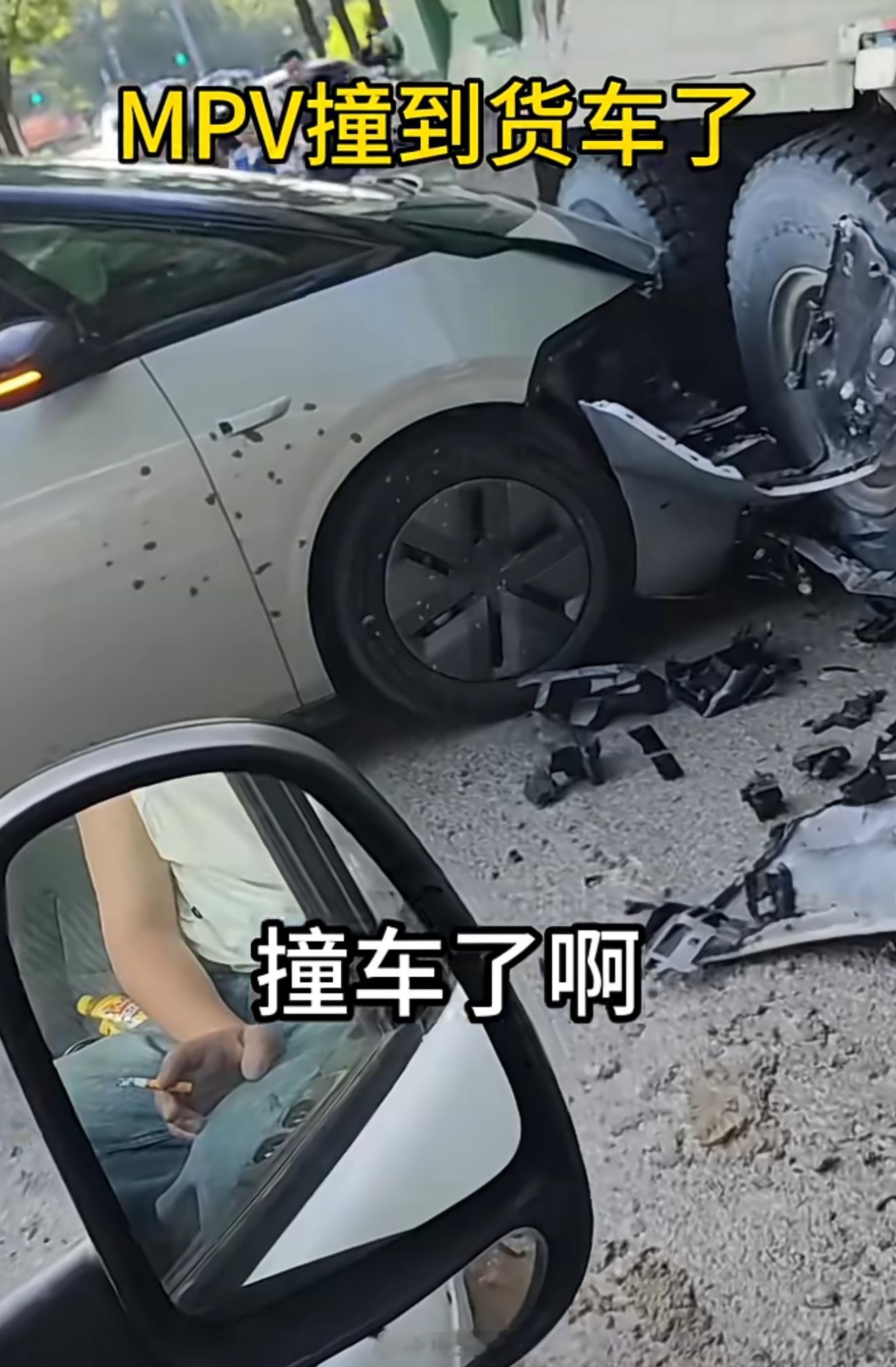 理想撞货车在以后都会被拍下来大做文章但是这辆MEGA气囊弹开了，A柱没变形，没啥