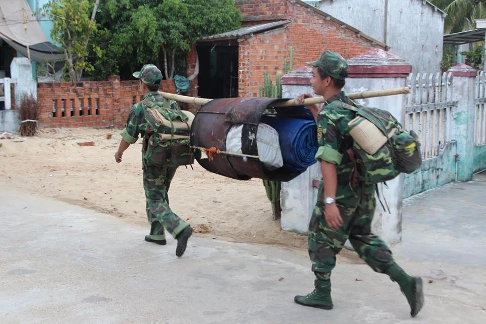 越南炊事兵，抬大锅行军