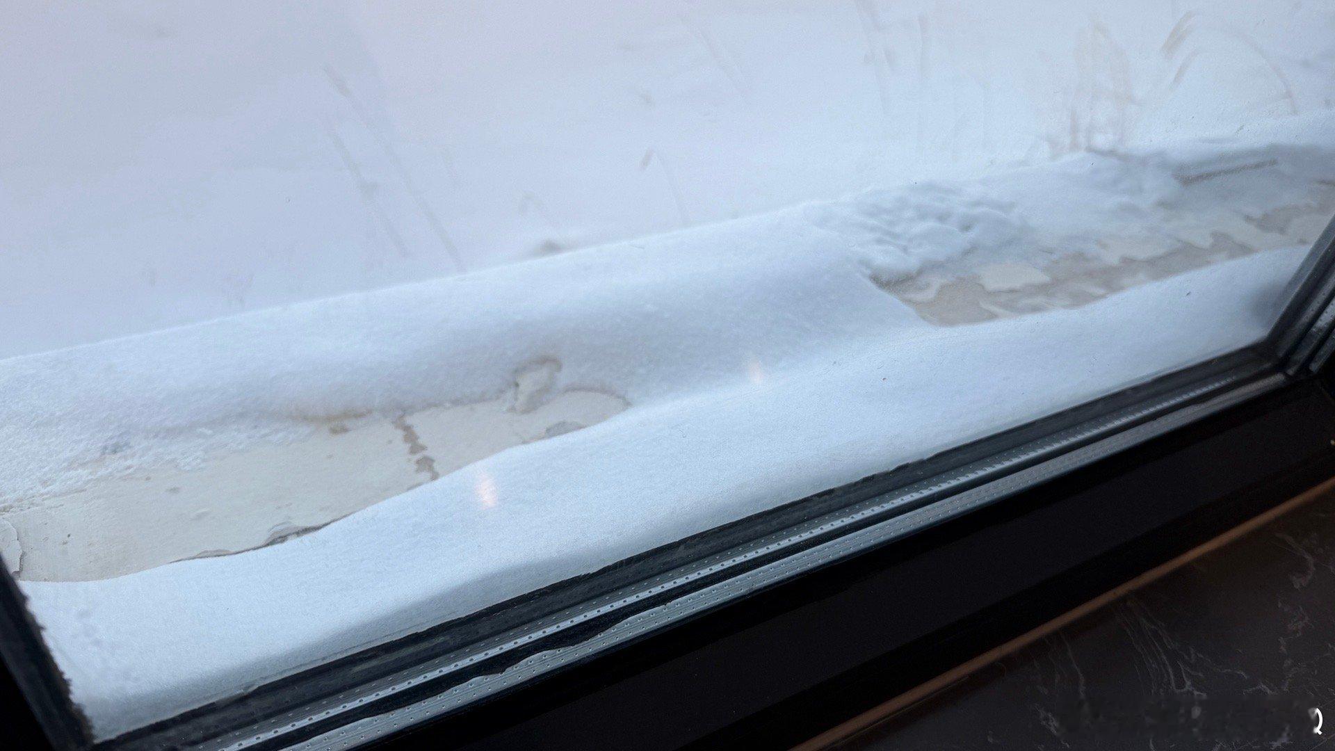 跋涉了12个小时，屁股都坐疼了，终于从温暖的广东来到这个冰天雪地的地方。 