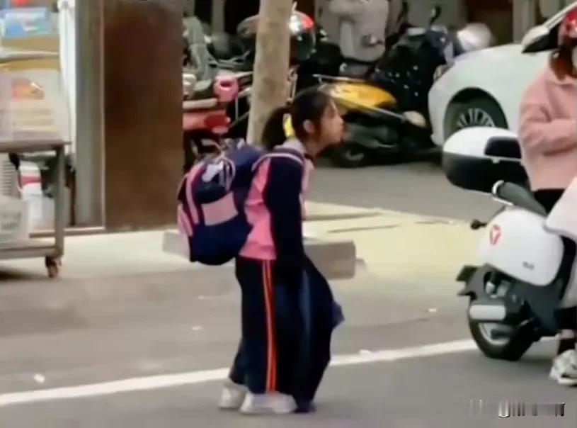 我家孩子一年级，我看着都难受，也不知道为啥书本不让放在教室，成天让背回家，再背回
