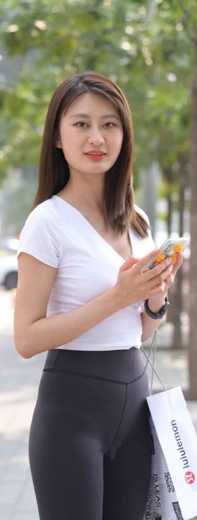 白色T恤搭黑色瑜伽裤
短款白T恤贴合上身
露出一小段腰腹
尽显柔和上半身轮廓
黑