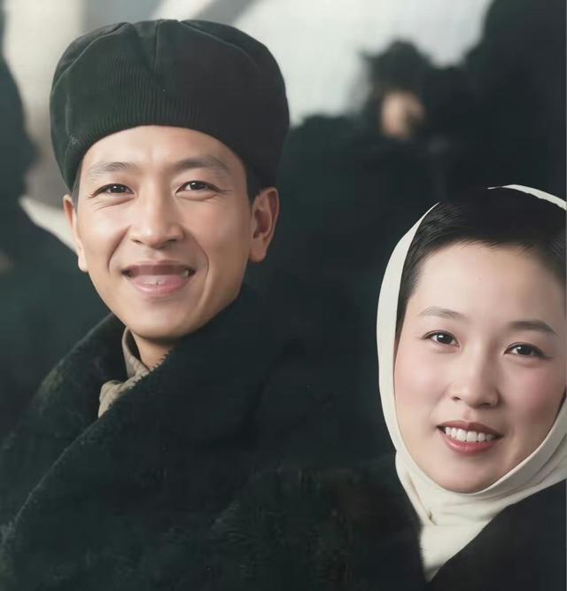 1940年，18岁的赵兰香明眸皓齿，气质不凡，在甘肃庆阳任教时与耿飚相识。当时耿