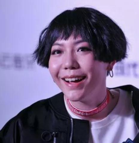 为什么同样是长相特普通的任素汐和吴莫愁没有被骂丑，而周冬雨却一直被骂特丑“死鱼眼