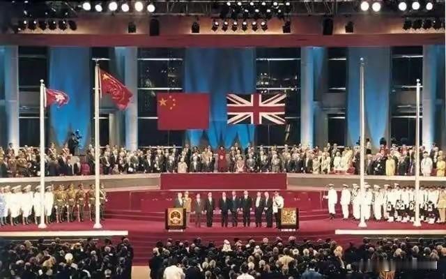 当年条约写得明明白白， 香港岛 是永久割让给 英国 的土地。按照近代殖民世界的惯