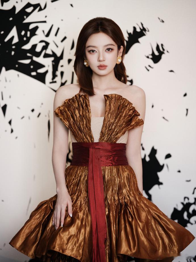 何瑞贤鎏金岁月具象化了  看到了鎏金岁月美人的即视感，微博视界大会何瑞贤鎏金褶皱