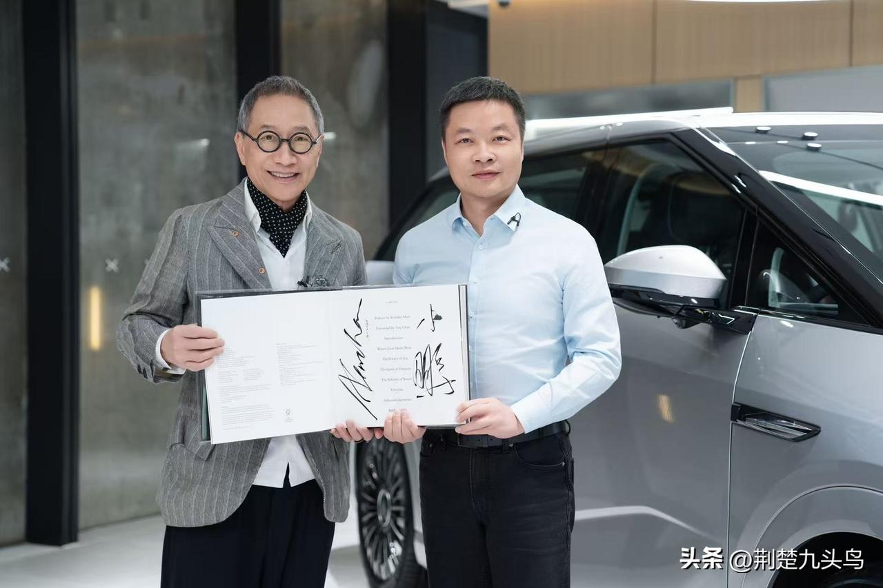 小鹏 X9 迎来全球第 6 万台交付，何小鹏亲临香港启德展厅，为知名华人设计师陈