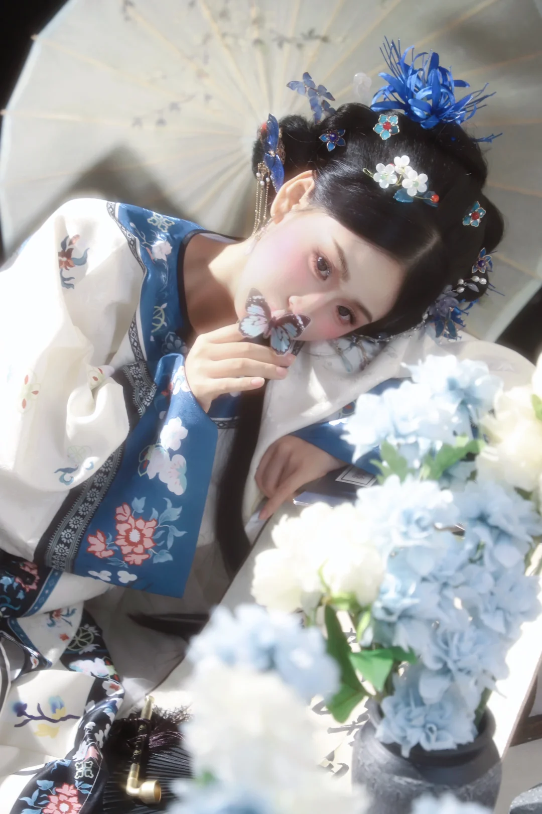 背灯和月就花阴，已是十年踪迹十年心