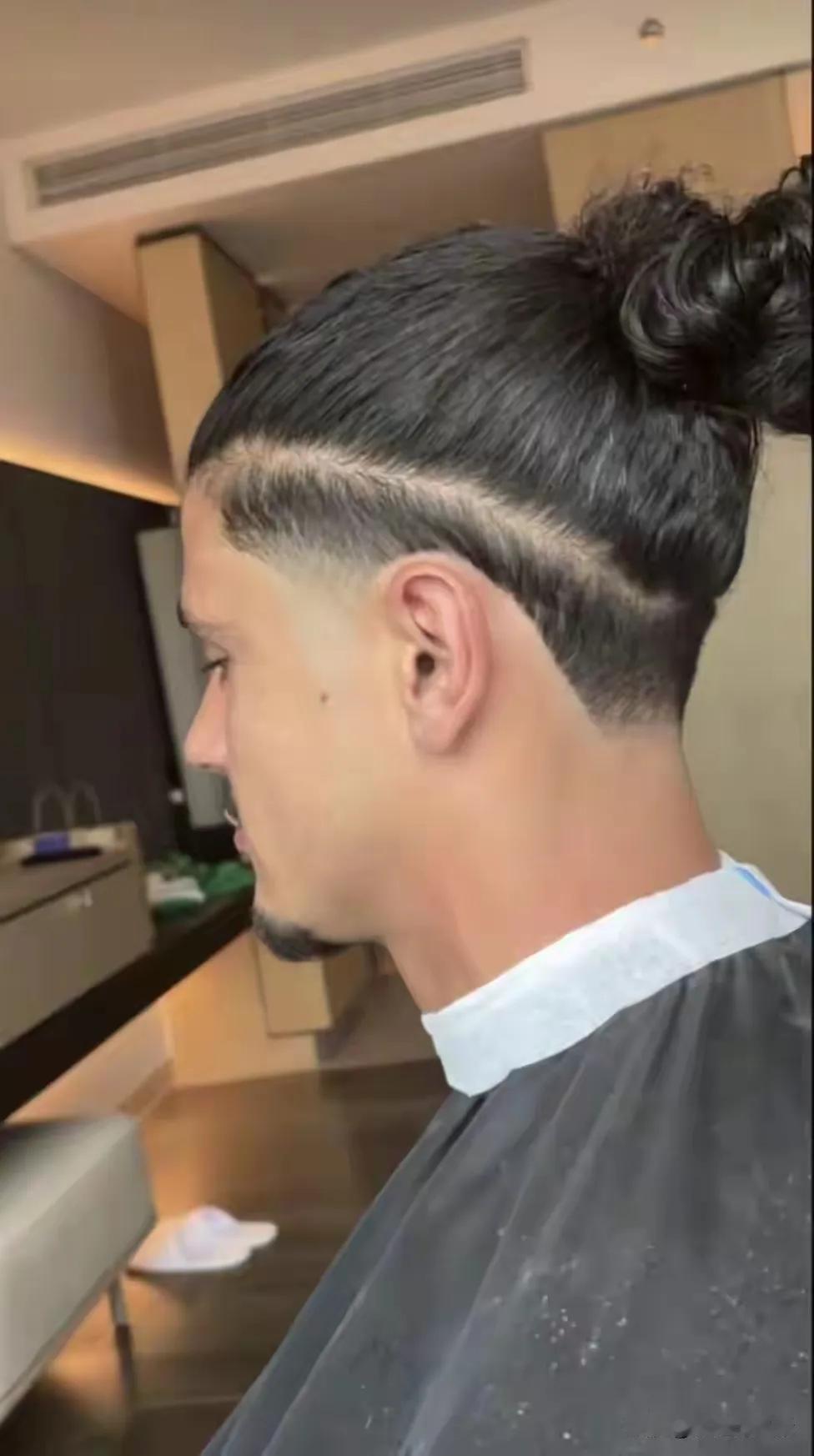 发髻高耸，鬓角如霜。
