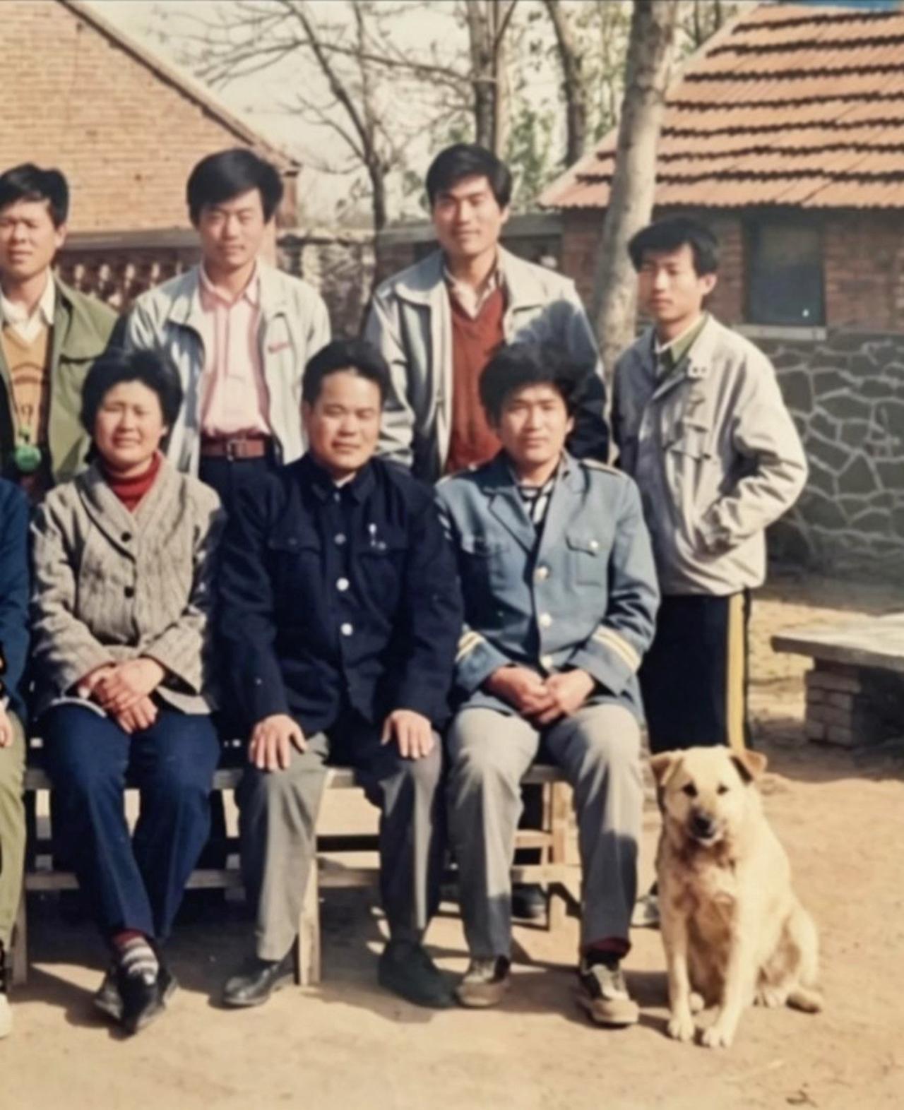 这张合影老照片，拍摄于上个世纪九十年代的北方地区。右下角有条黄色的折耳大黄笨狗，