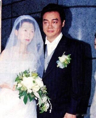 老照片欣赏：这张照片摄于1998年6月17日，刘青云与郭蔼明在香港红磡海逸酒店举