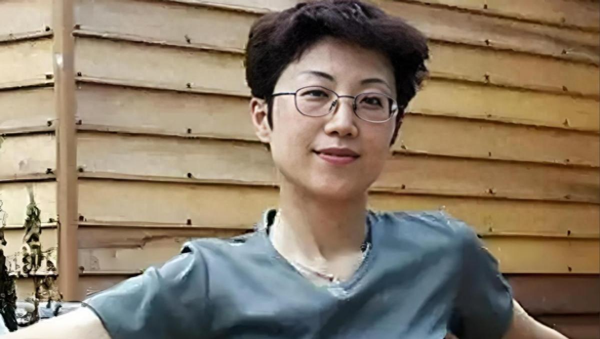 她持美国绿卡带着丈夫和5岁儿子回国探亲，返程在北京首都机场准备离境时，被国家安全