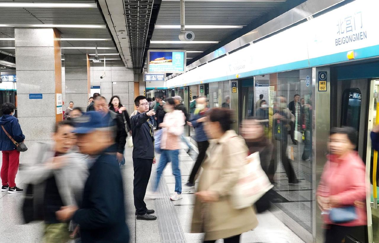 快到下班时间了，地铁站内也将迎来客流高峰。请广大乘客候车时按照地面指引有序排队，