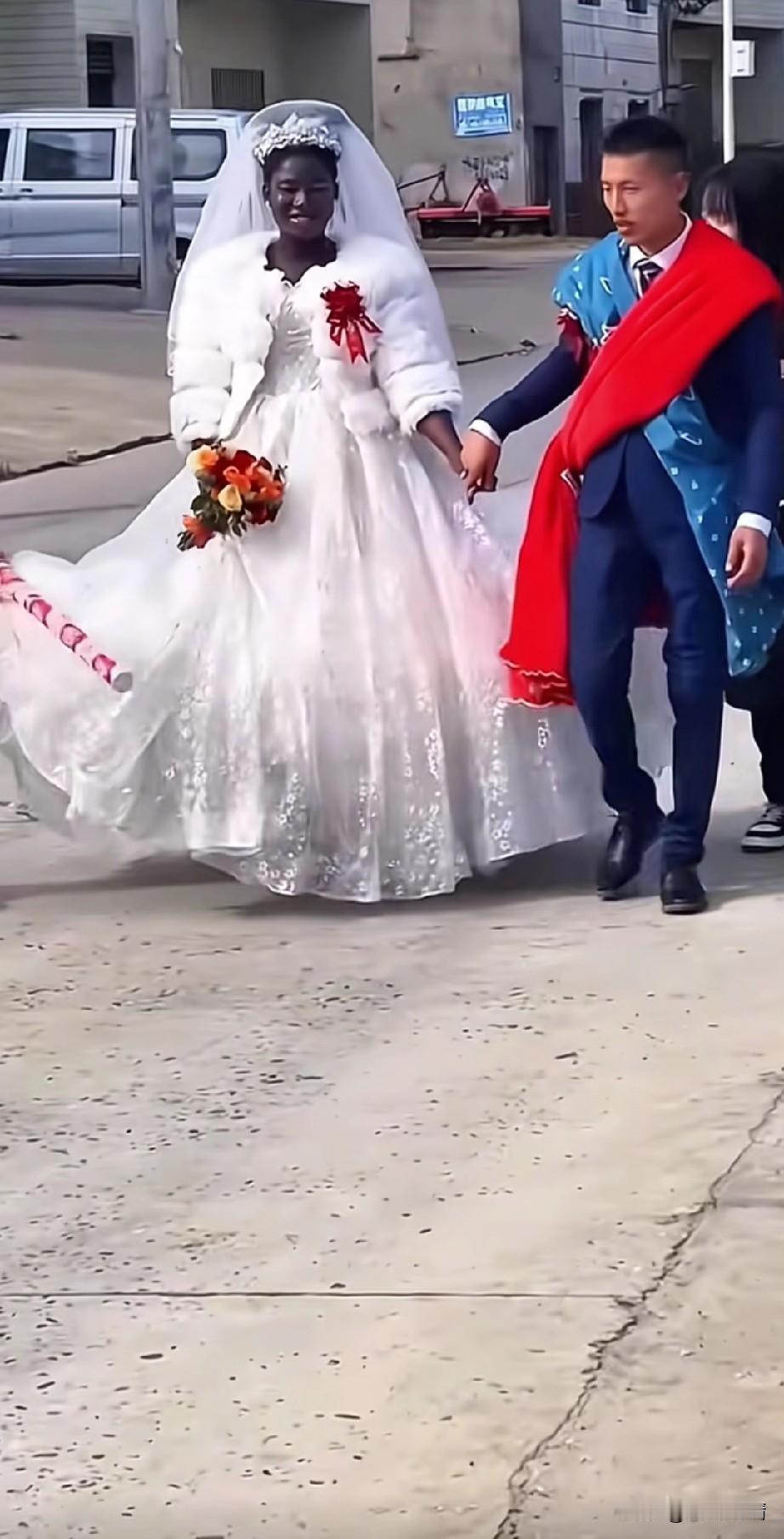 随着中外交流的加深，
越来越多的国人娶了非洲女人，
别看他长得漆黑，
心地还是非