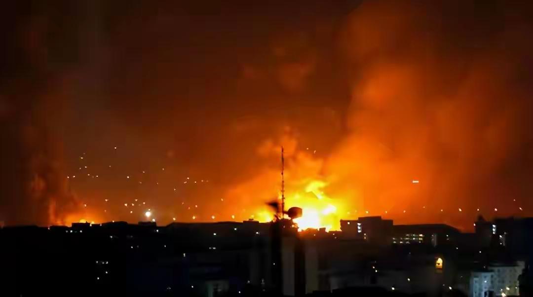 伊朗复仇，中东3国能源设施被炸，特朗普紧急表态，美以“双簧”演砸了？