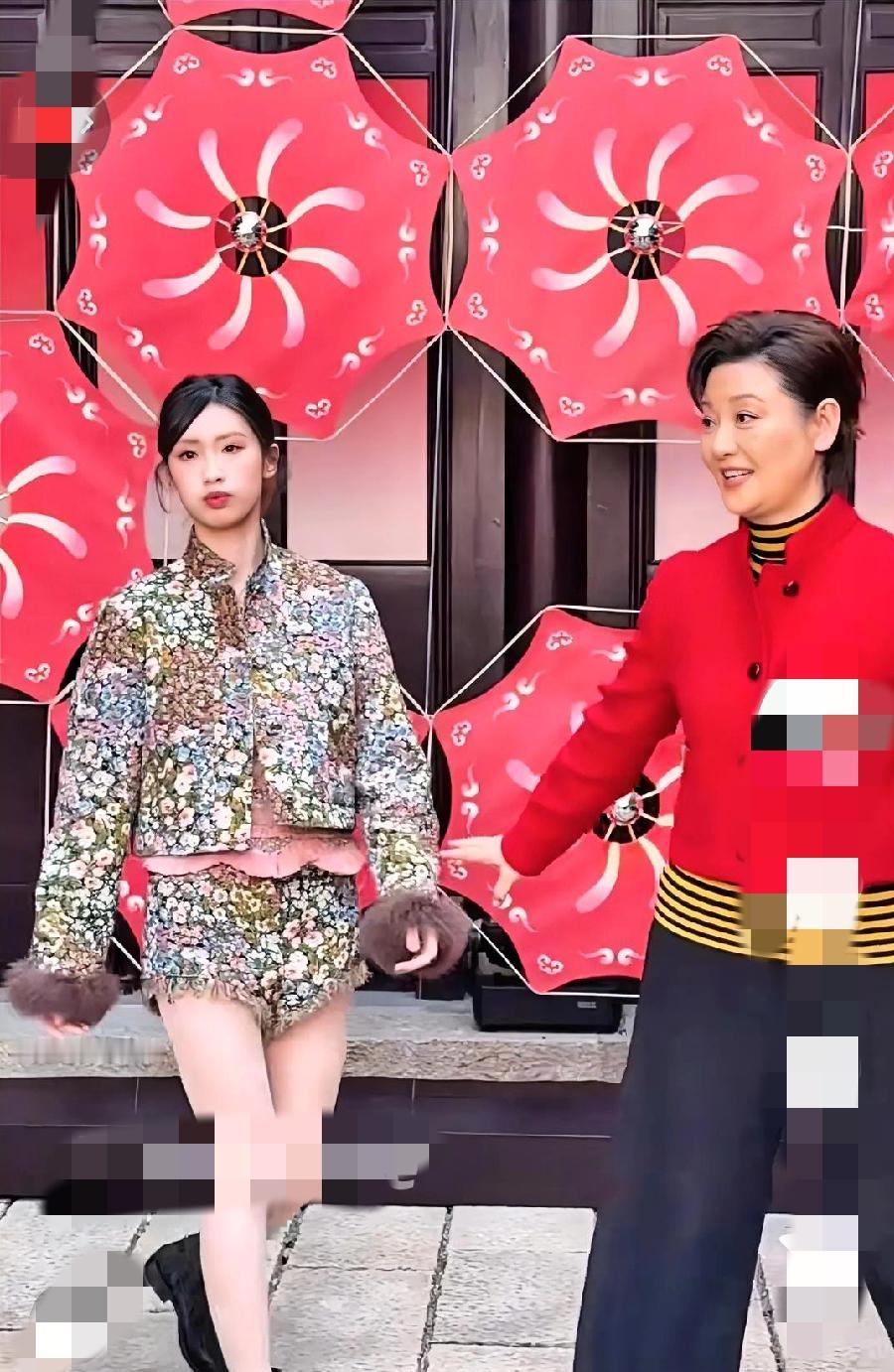 徐帆带女儿徐朵出席活动，全程零交流引发猜测。
近日，冯小刚和徐帆领养的女儿徐朵跟