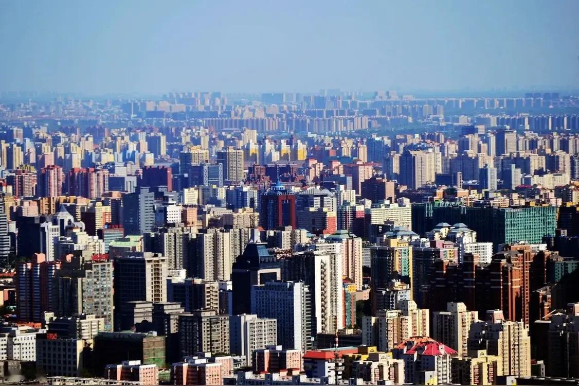 房子多了住不完，到处都是空置房。汽车多了，停不下，将来很可能到处都将成为停车场。