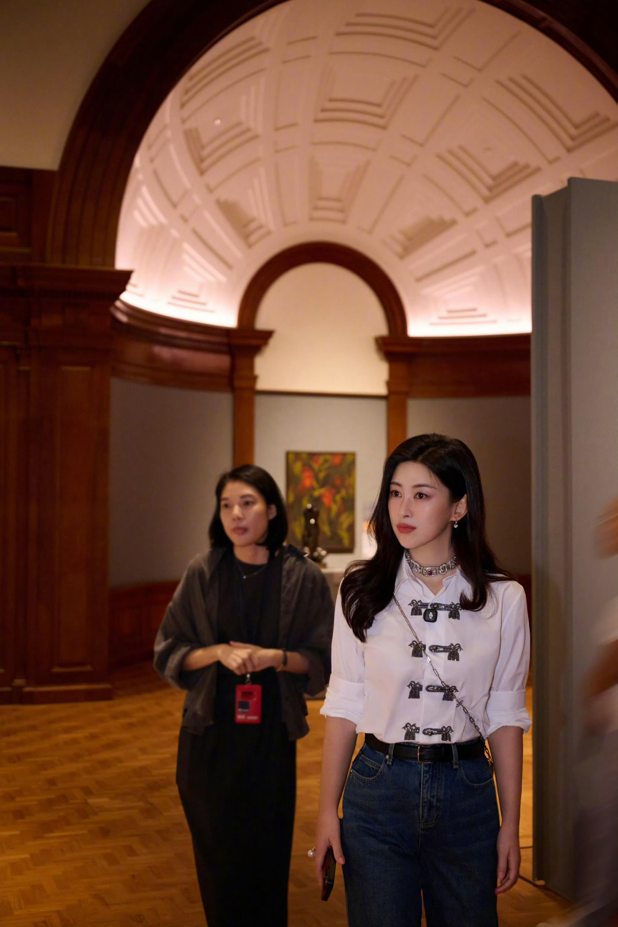 朱珠看展vs我看朱珠 朱珠看展路人偶遇这张！！！远远的看去都是大美女的氛围感，姐