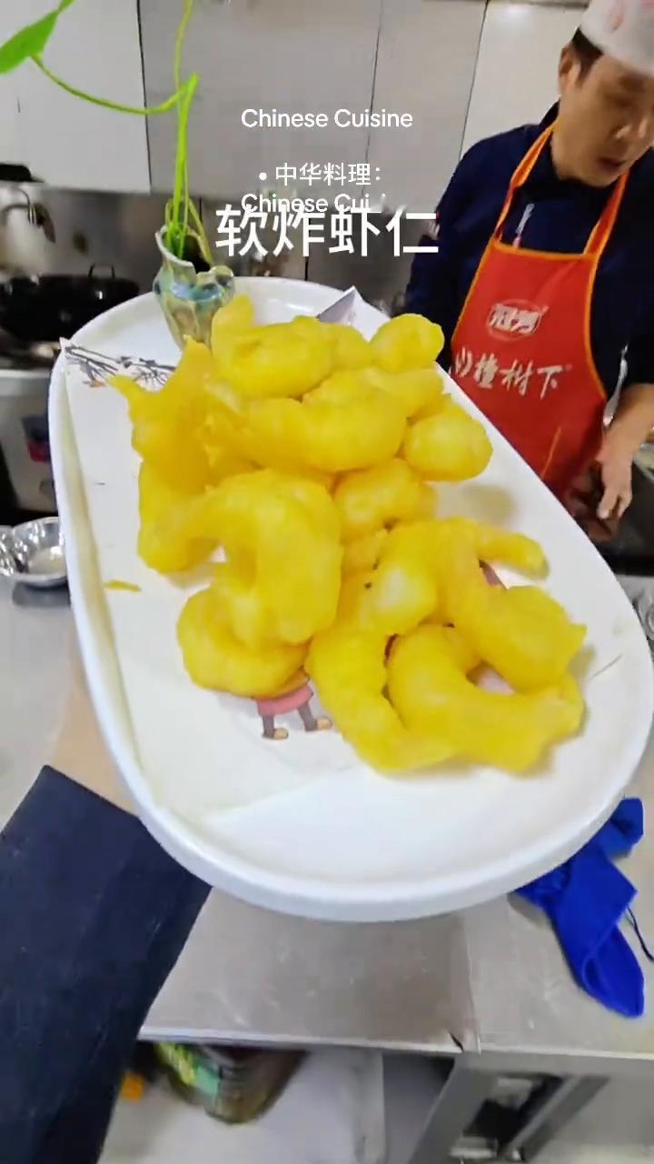 中华料理：紫藤花炒鸡蛋。
油淋娃娃菜，油焖春笋刀板香，木瓜虾行，胶东巧媳妇，害羞