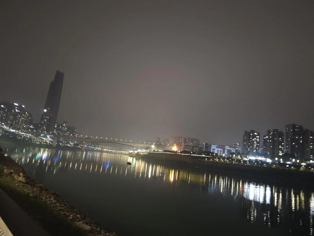 人到中年，谁不是一边扛着担子，一边硬撑着往前走？ 四十岁这年我终于懂了，日子哪有