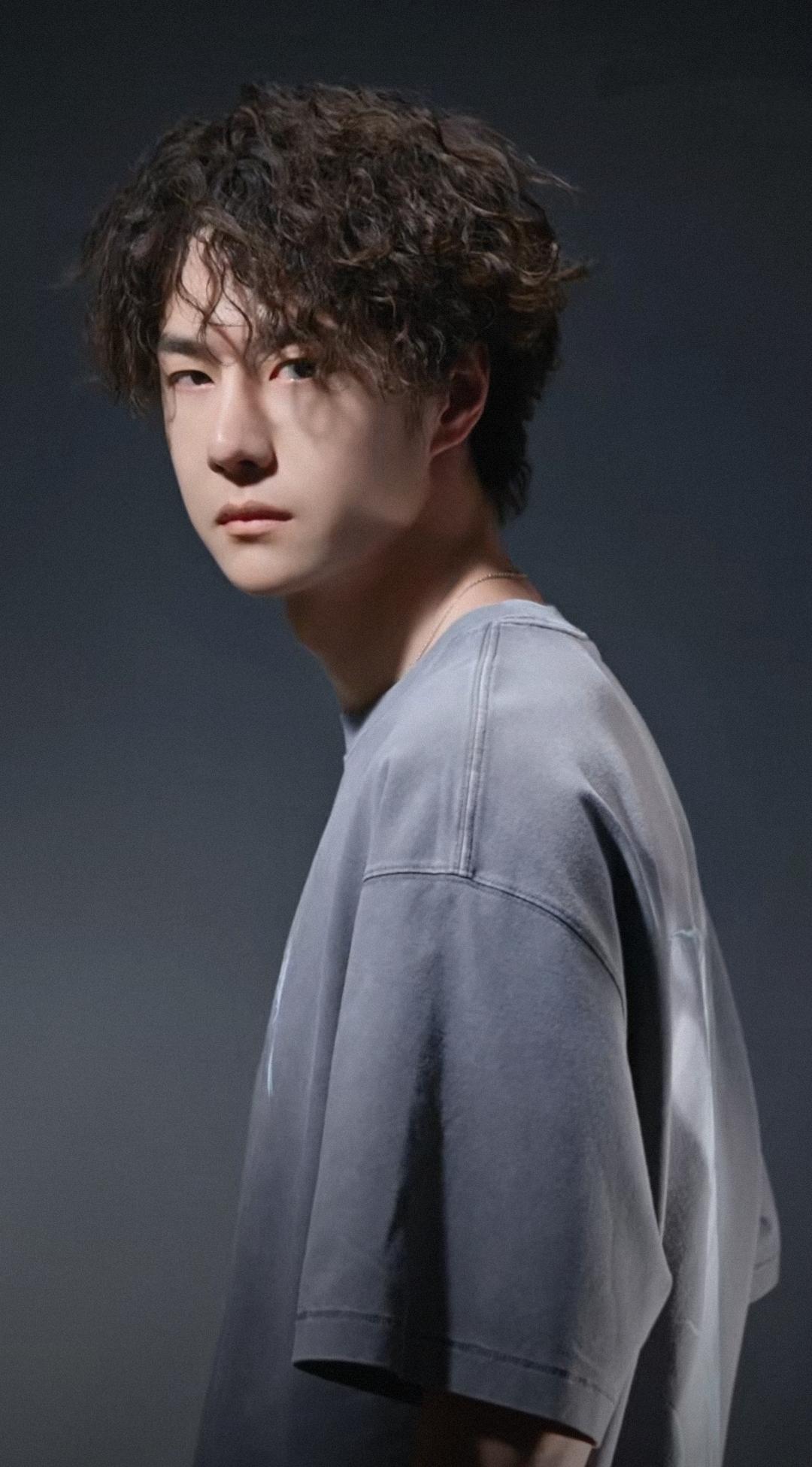 时尚巨星的魅力，就是随随便便一件T恤短裤冲锋衣都能轻松穿出巨潮巨酷的时尚范儿。