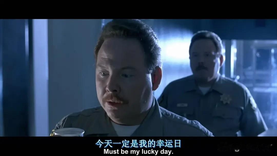 原来这个被“自己”干掉的倒霉胖子，并不是电影特技的结果。而是一对实实在在的双胞胎