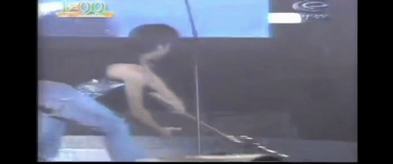 谢霆锋一到关键时刻就摔吉他 谁来懂懂谢霆锋摔吉他这段，简直不要太帅好吗作为他担任