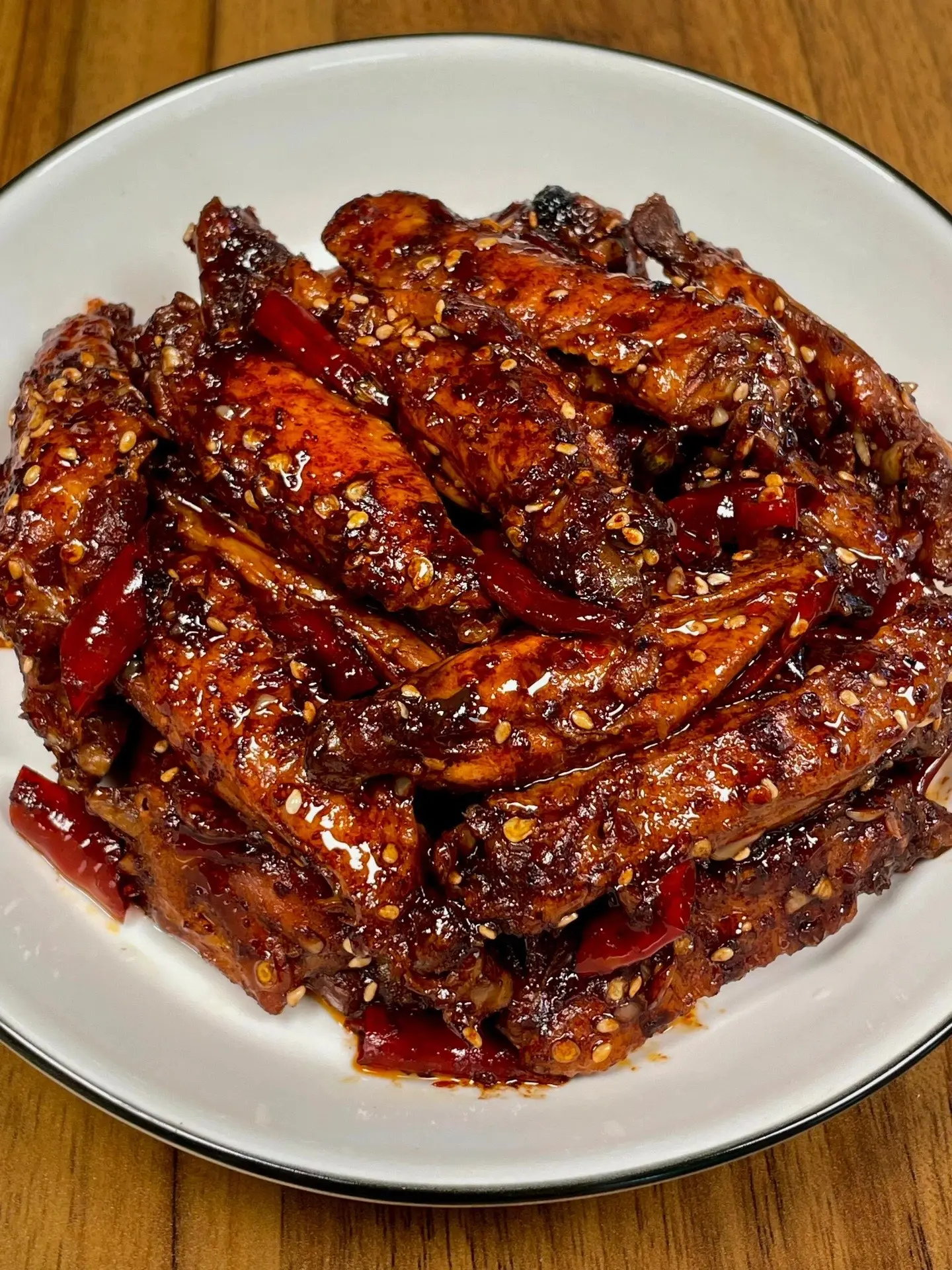 怎么没早点发现这个做法，真的巨巨巨好吃。香辣鸡翅！好吃到破防，一出锅就炫不停！
香辣入味，鲜嫩多汁，真的巨巨好吃！！
做法简单，一定要去试试。
食材：鸡翅十干辣椒＋蒜末
做法：如图5所示！