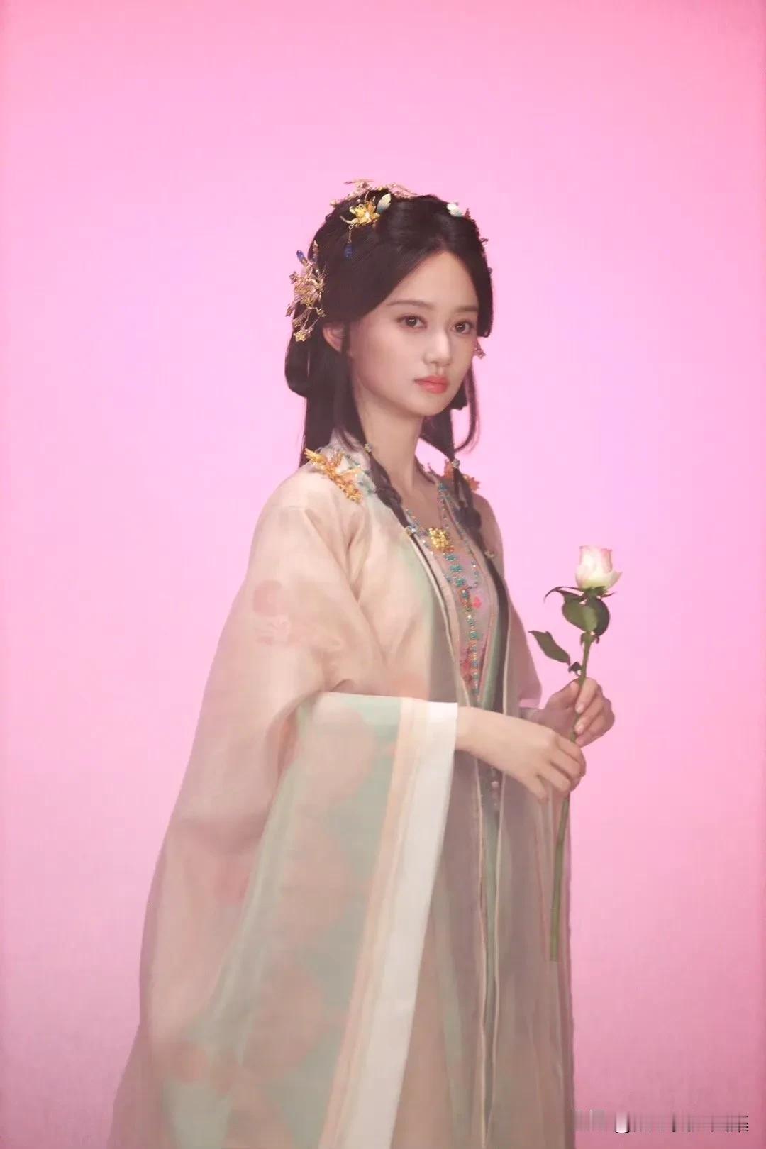 夏梦，一听这名字就自带唯美古风气息，妥妥的古风少女。想象一下，她身着淡粉色的古风